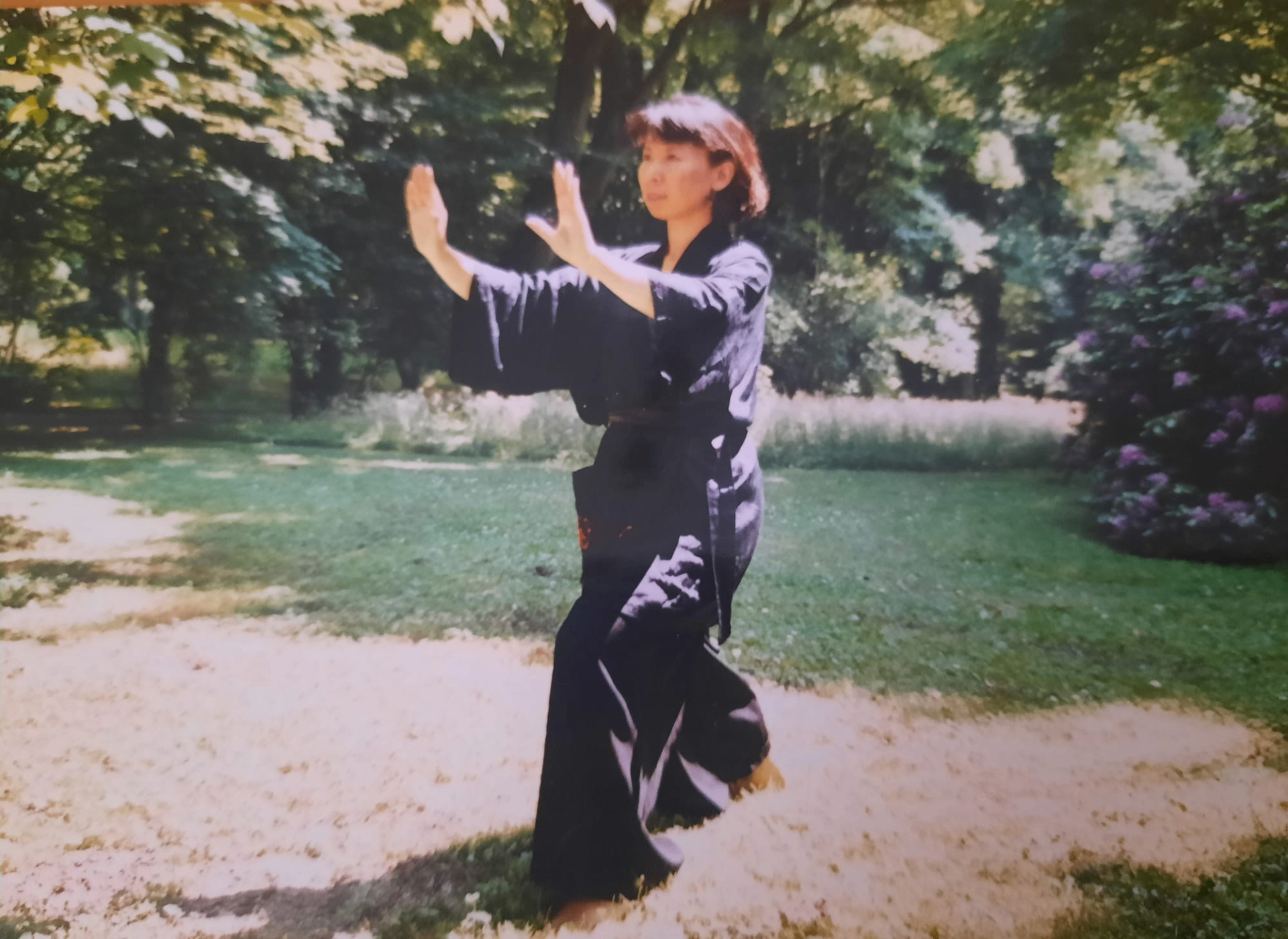 Liqin Herkula bei einer Tai Ji Quan-Übung im Park