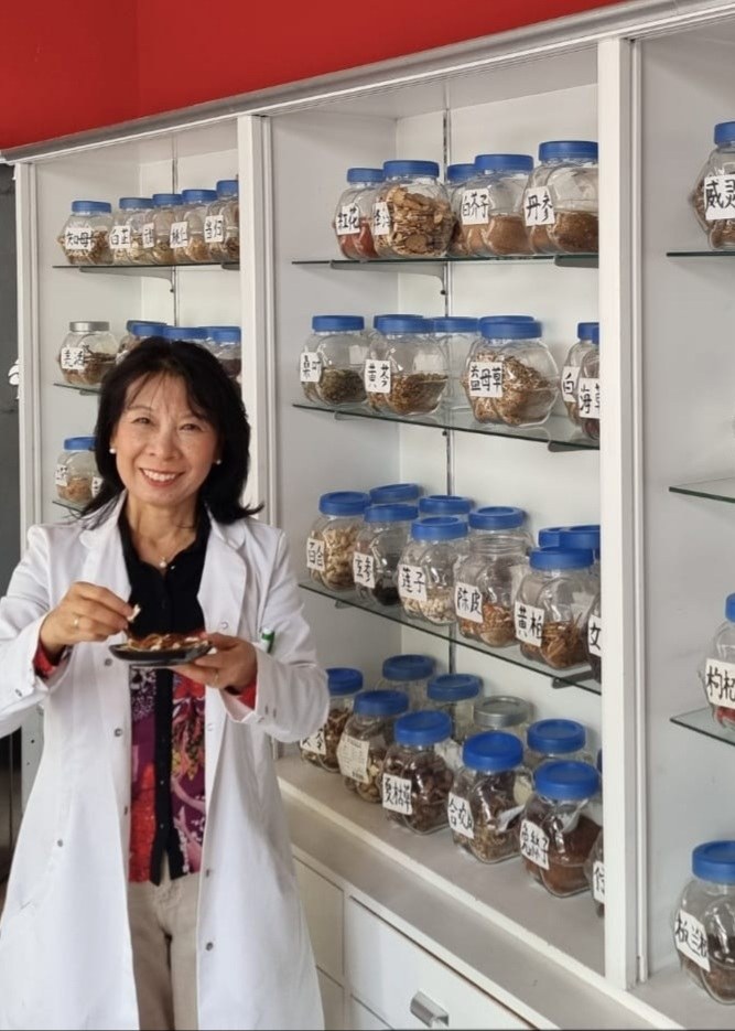 Liqin Herkula in der Kräuterapotheke ihrer Praxis